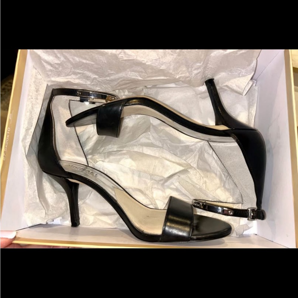 Micheal Kors “Kristin Mid” Black leather and Gold strap heal - Picture 5 of 5